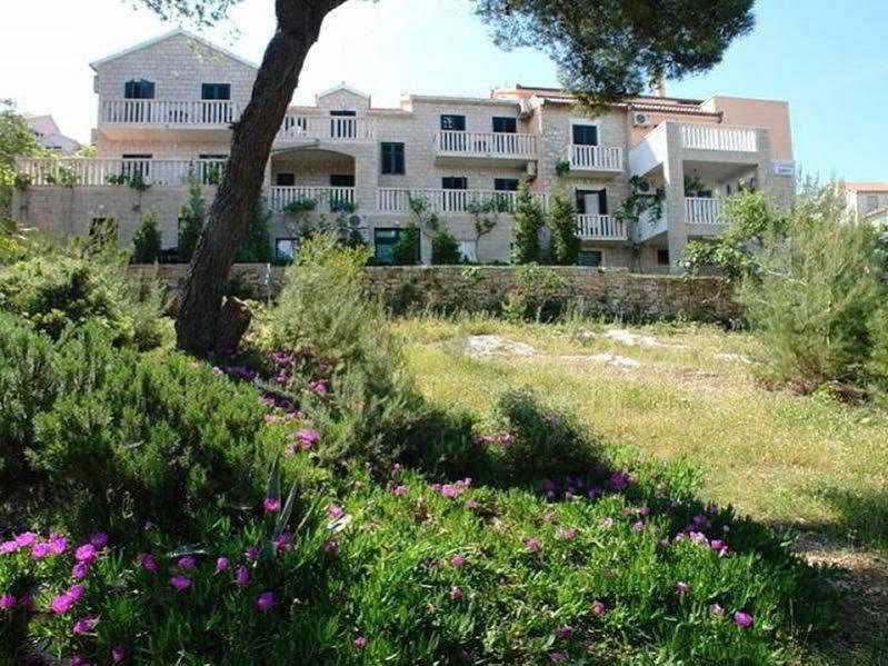 Santic Hotel Postira Buitenkant foto