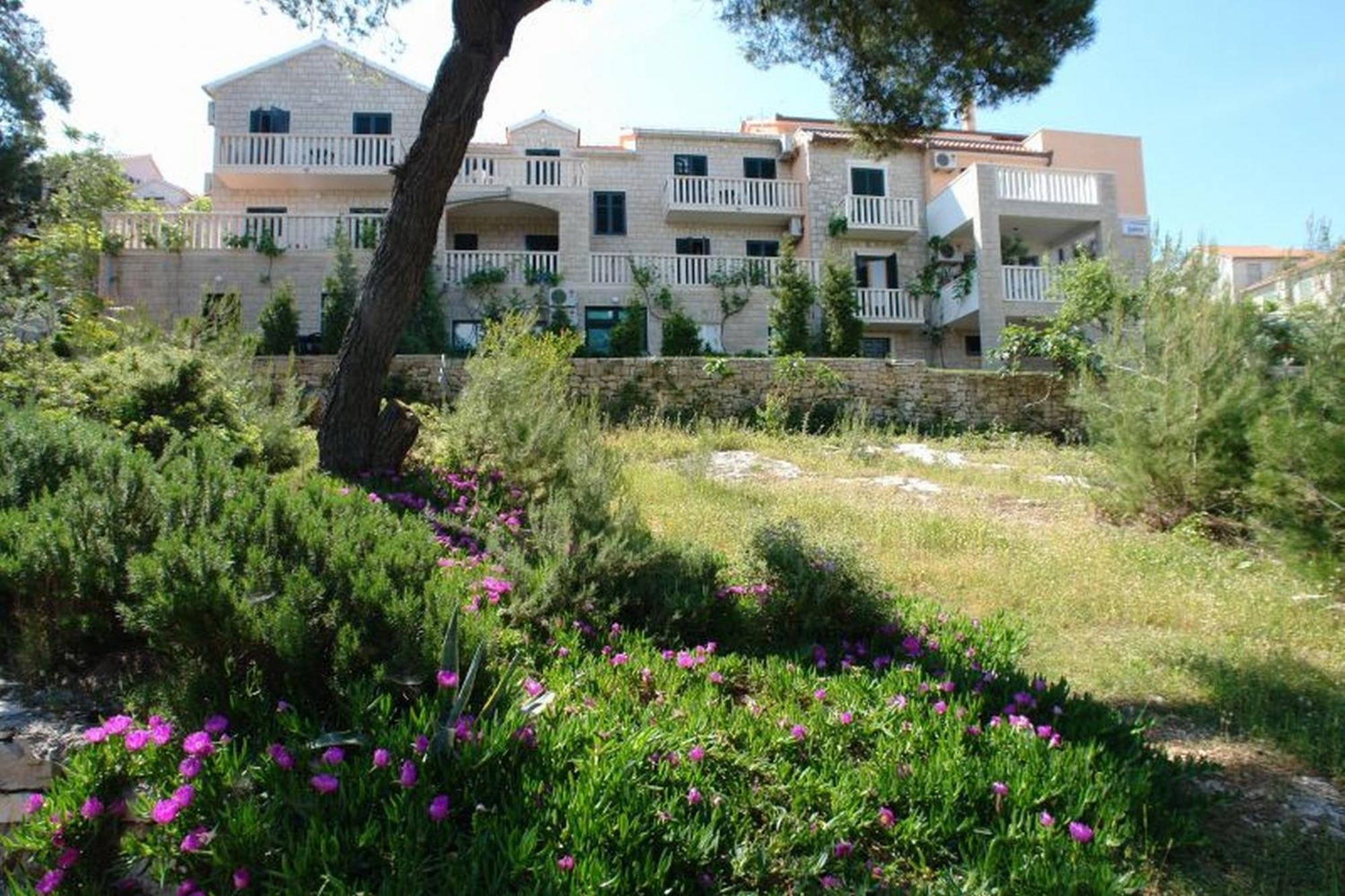 Santic Hotel Postira Buitenkant foto